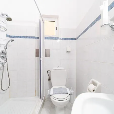 75 Steps Taverna Three-bedroom Apartment *